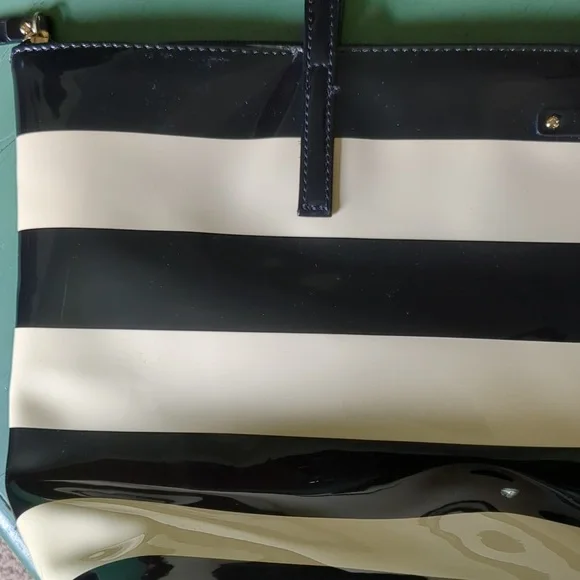 KATE SPADE BLACK & BEIGE PATENT LEATHER BAG - Picture 14 of 16